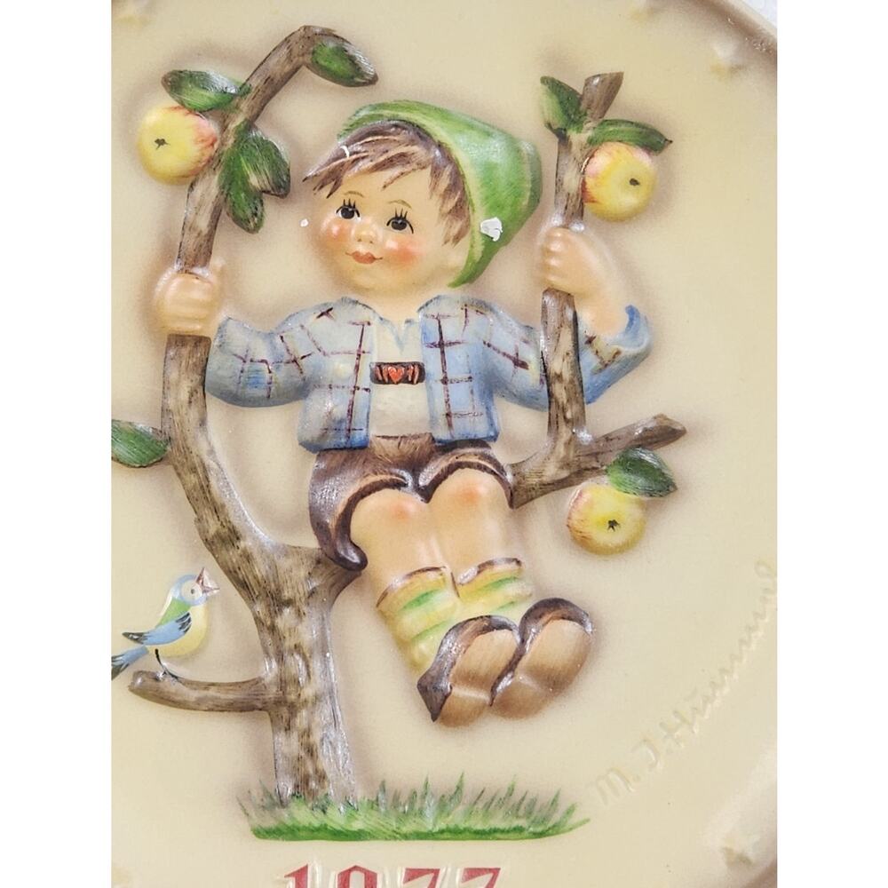 VTG GOEBEL HUMMEL 1977 ANNUAL BAS-RELIEF PLATE w COA Germany Sealed